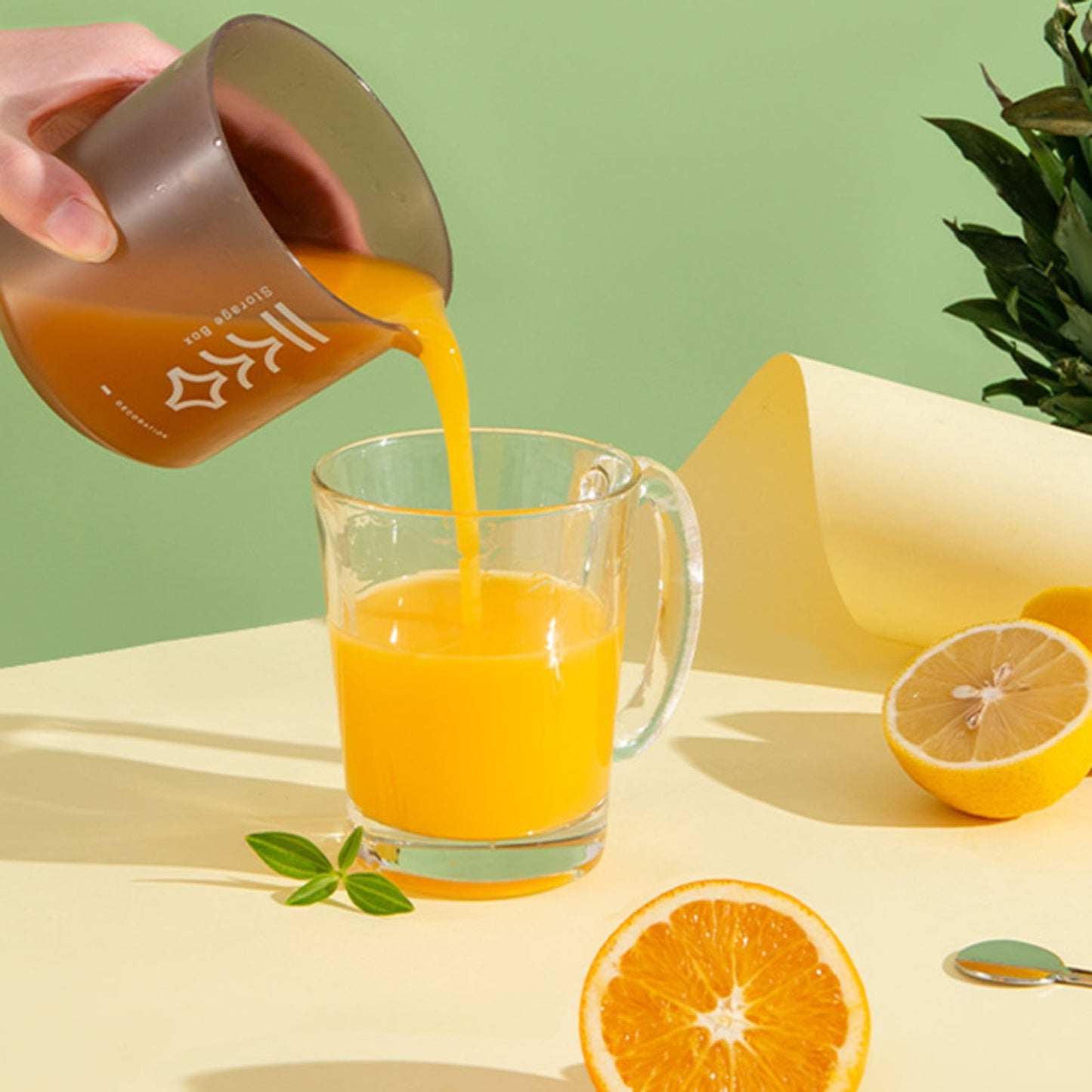 VoltMix™ CitrusMate – Manual Lemon & Orange Squeezer, Portable & Easy-Clean